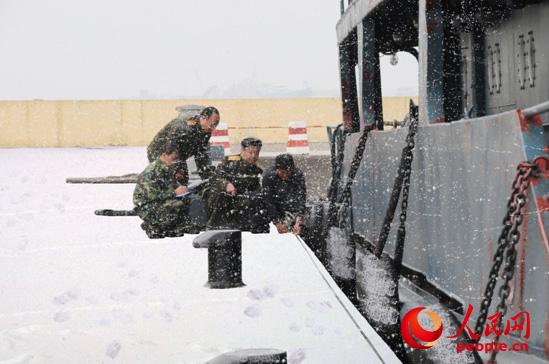 2007年1月陳玉晉（右二）風雪中審計測量戰備碼頭