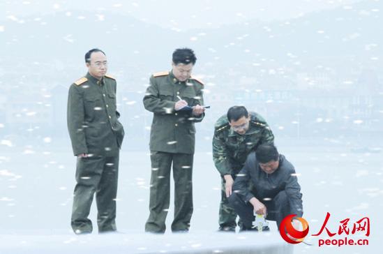 2007年1月陳玉晉（左二）風雪中審計測量戰備碼頭