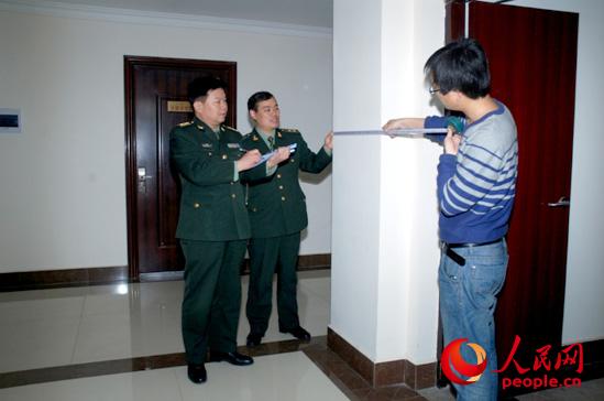 2011年5月，陳玉晉（左一）審計某辦公樓核實現場