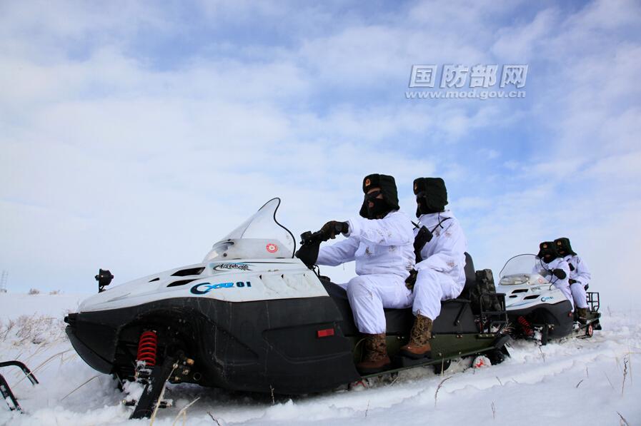 高清：駐新疆邊防官兵騎雪地摩托巡察邊界