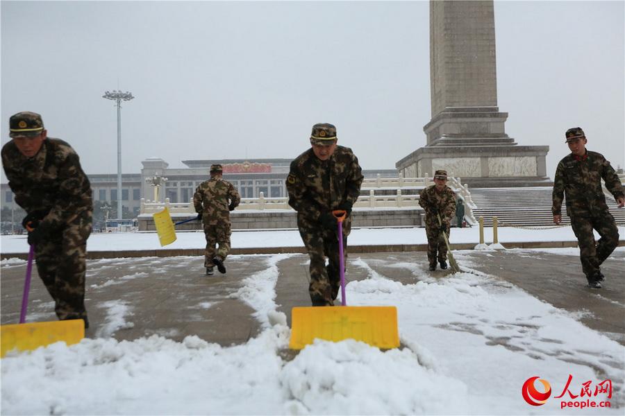 武警天安門支隊官兵清理紀念碑周邊積雪。牛成浩攝