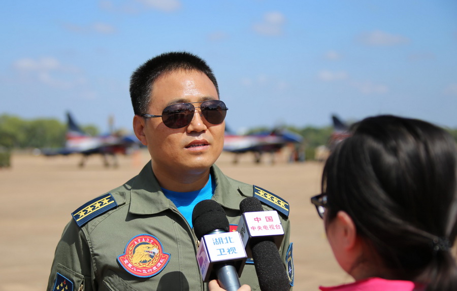 11月24日，中國空軍八一飛行表演隊在泰國呵叻空軍基地首次升空訓練后，八一飛行表演隊所在師副師長曹振接受中國媒體採訪。黎璇 攝