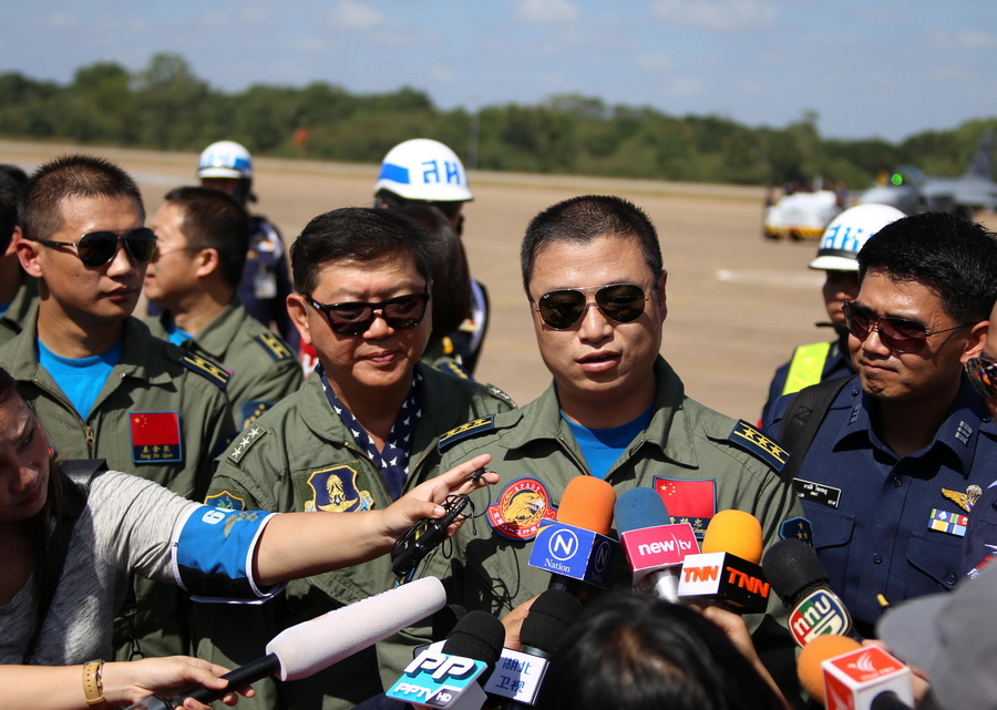 11月24日，中國空軍八一飛行表演隊在泰國呵叻空軍基地首次升空訓練后，表演隊隊長曹振忠接受泰國記者採訪。黎璇 攝