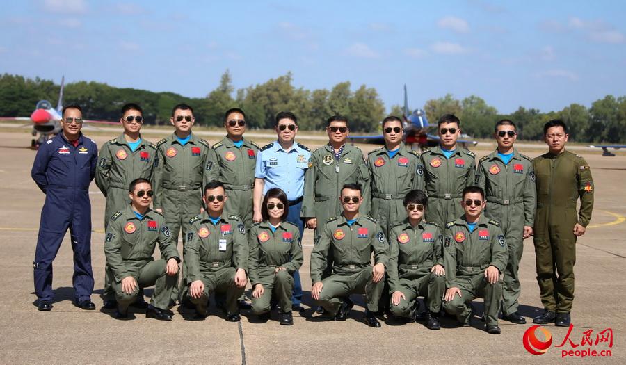 11月24日，中國空軍八一飛行表演隊在泰國呵叻空軍基地首次升空訓練后，泰國空軍作戰廳廳長帕努蓬中將與八一飛行表演隊飛行員合影。黎璇 攝