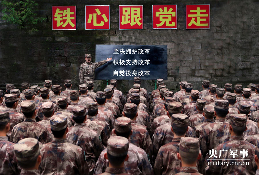 圖為11月26日，13集團軍司令部直屬隊警衛調整連進行教育的場景。