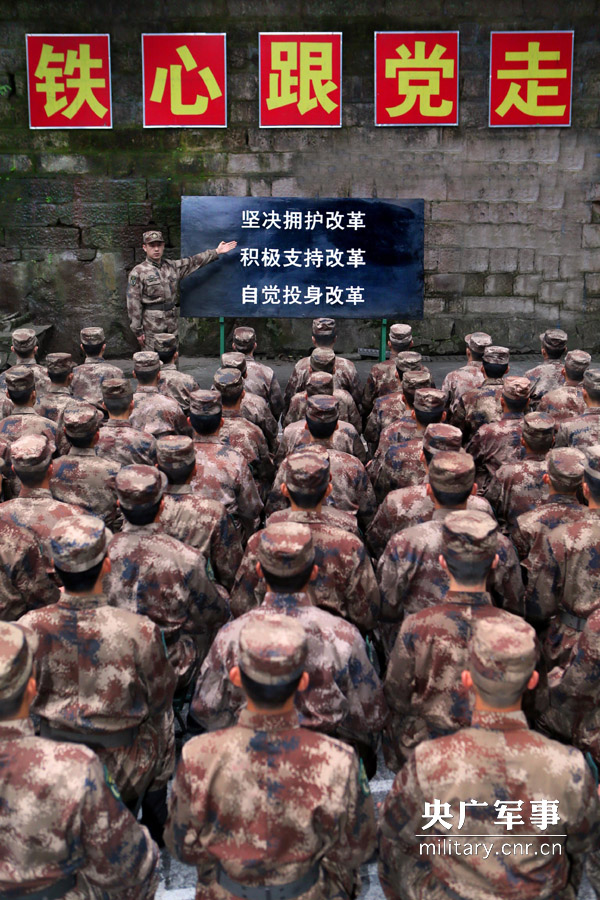 11月26日，13集團軍司令部直屬隊警衛調整連進行教育的場景。