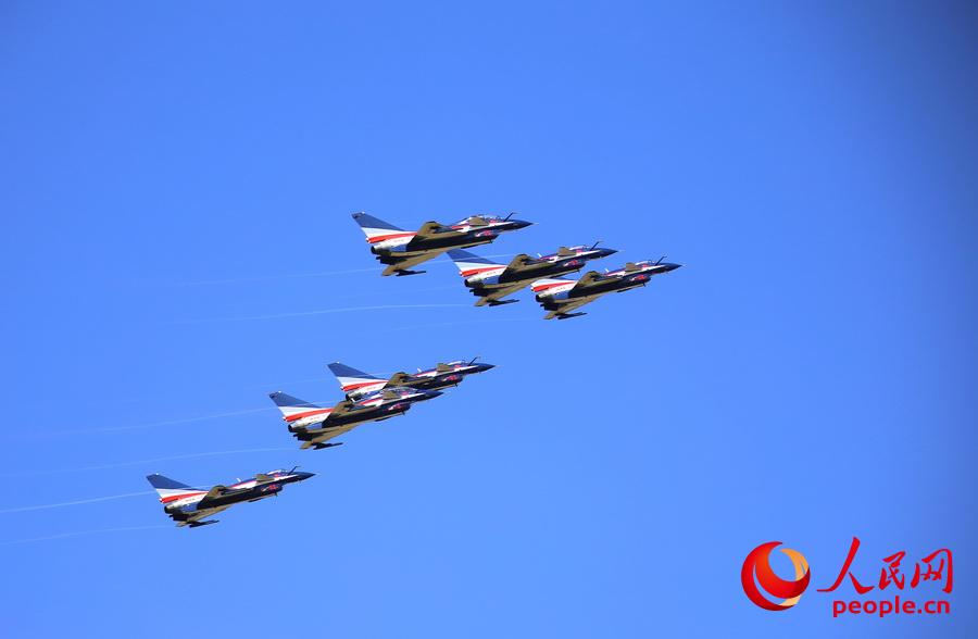 11月27日，中國空軍八一飛行表演隊在泰國進行6機編隊表演。黎璇 攝