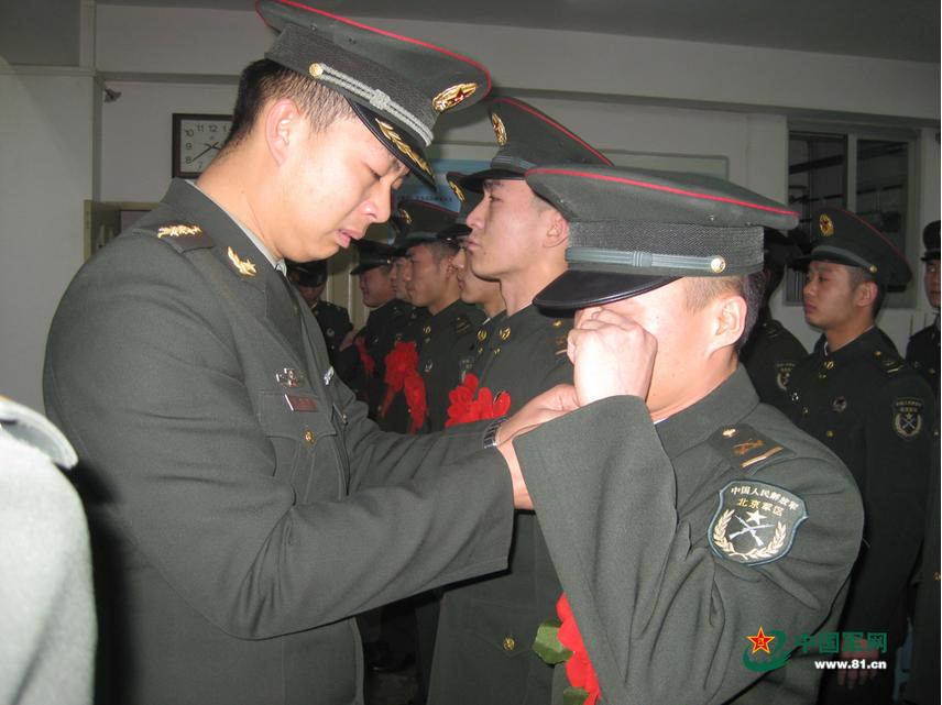 老兵們卸下領花肩章，戴上大紅花，向戰友依依惜別。任發源 攝