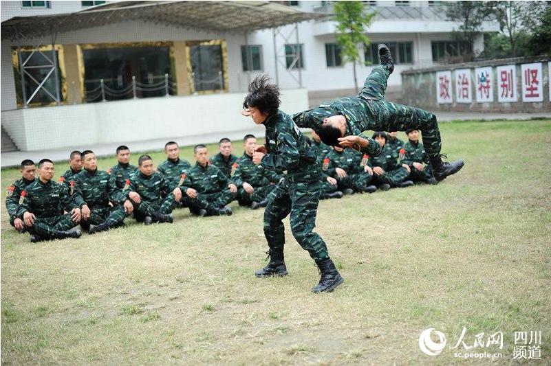 女子特警隊老兵在進行擒敵訓練。（圖片由武警四川總隊提供）