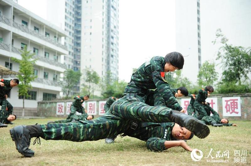 四川總隊女子特警隊老兵正在進行擒敵訓練。（圖片由武警四川總隊提供）