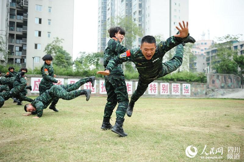 四川總隊女子特警隊老兵在進行擒敵訓練。（圖片由武警四川總隊提供）