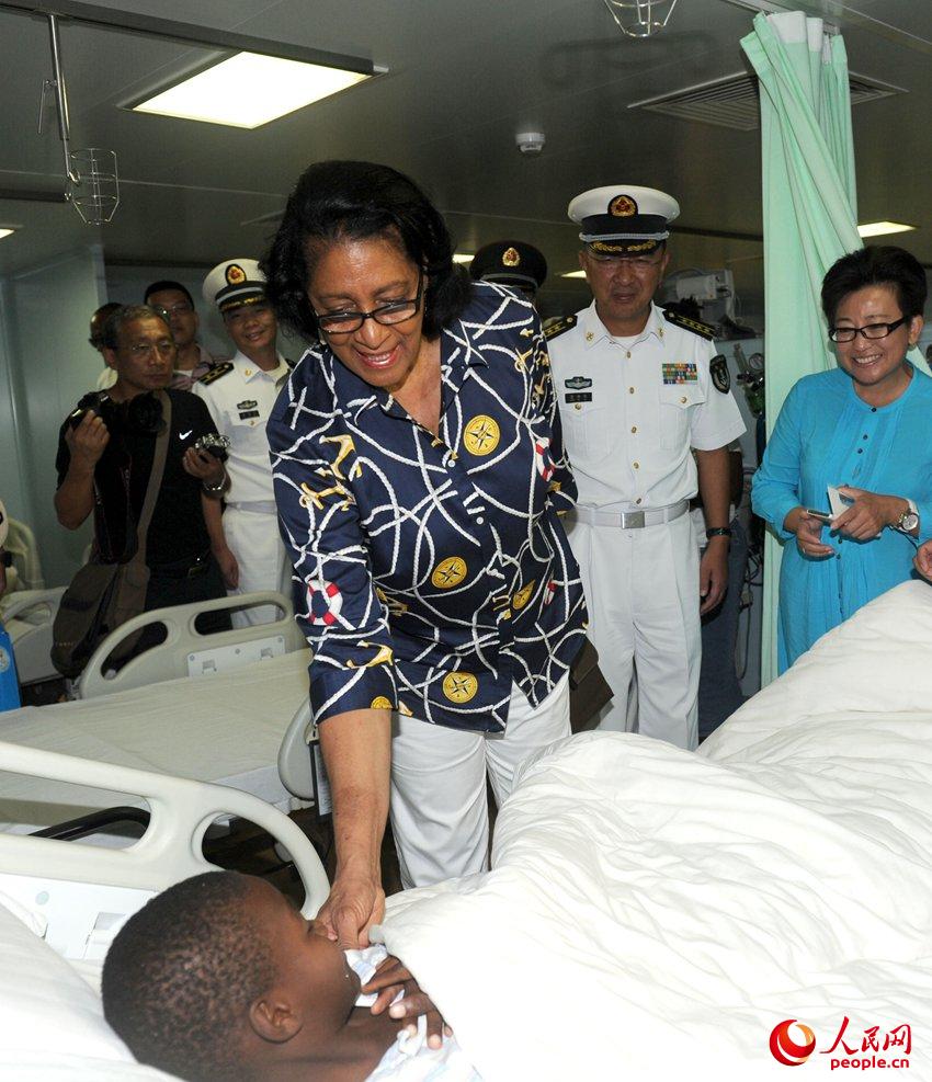 在和平方舟重症監護室,格林納達總督塞茜爾·拉格雷納德探望在中國海軍和平方舟醫院船手術住院的患者。