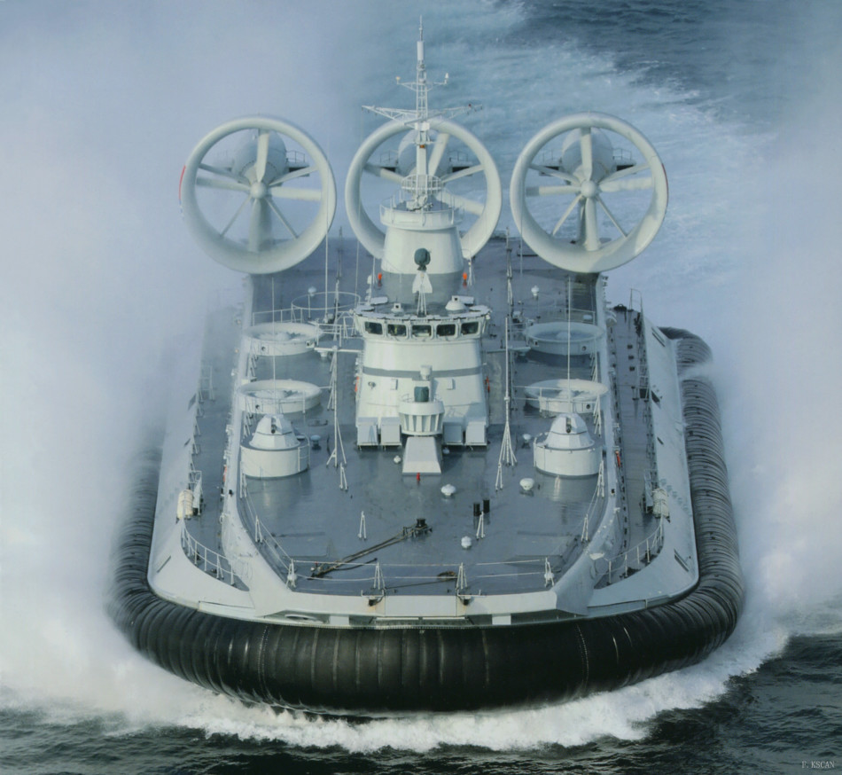 高清：中國海軍野牛氣墊船最猛角度