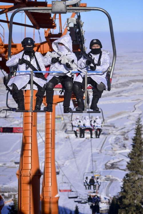 12月15日，特警隊員乘坐纜車前往海拔2000多米的冬運會賽場進行應急處突演練。新華社記者江文耀攝