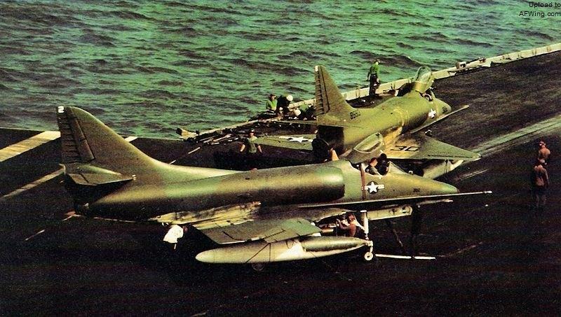 ͼΪ 1966 ��Сӥ�ź�ĸ�ϵ� A-4C������ VA-113 �жӡ�