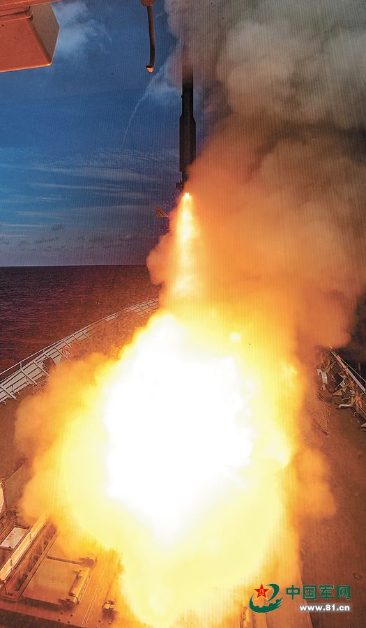 7月28日，海军在南海某海域组织“红蓝”实兵对抗演练。图为衡阳舰发射舰空导弹。本报特约记者　胡锴冰摄
