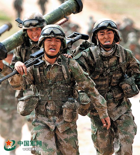 6月初，年度首场跨区基地化训练实兵对抗演习――“跨越-2015・朱日和A”在北京军区朱日和训练基地拉开帷幕。图为6月3日，参演的陆军第1集团军某步兵旅在经过32小时战场机动后，直接转入10公里长途奔袭。王佳寅摄