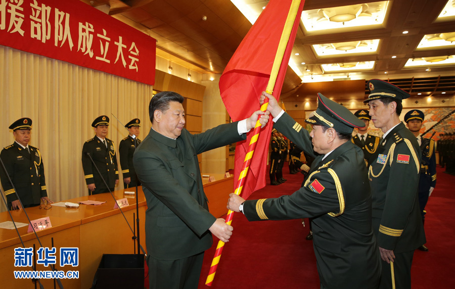 這是習近平將軍旗鄭重授予火箭軍司令員魏鳳和、政治委員王家勝。新華社記者 李剛 攝