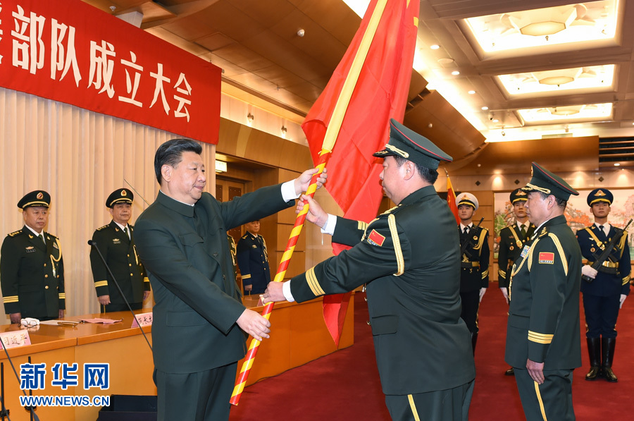 這是習近平將軍旗鄭重授予陸軍司令員李作成、政治委員劉雷。新華社記者 李剛 攝