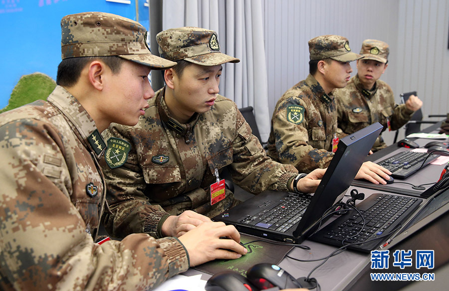 防空兵調理員正在利用指揮系統進行擬制對空防護指示。程建峰 攝