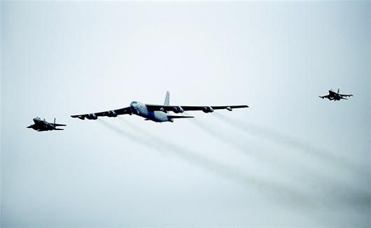 1月10日，在韓國平澤，一架美軍B-52轟炸機（中）從美軍駐韓烏山空軍基地上空飛過。 （新華社發）
