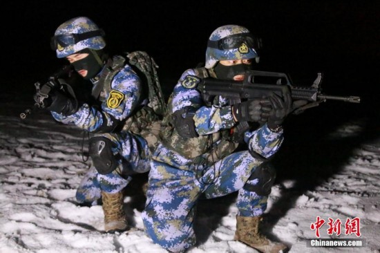資料圖:海軍陸戰隊精銳在新疆亮相 高寒天氣下練夜戰