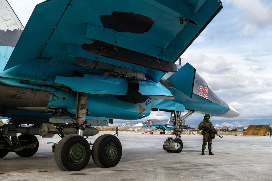 停放在敘利亞赫梅明空軍基地上的俄戰機以及作戰人員。