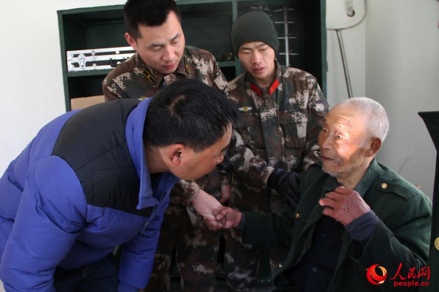 95歲老人不慎落入冰水遇危 森警官兵救人脫險(圖)【8】