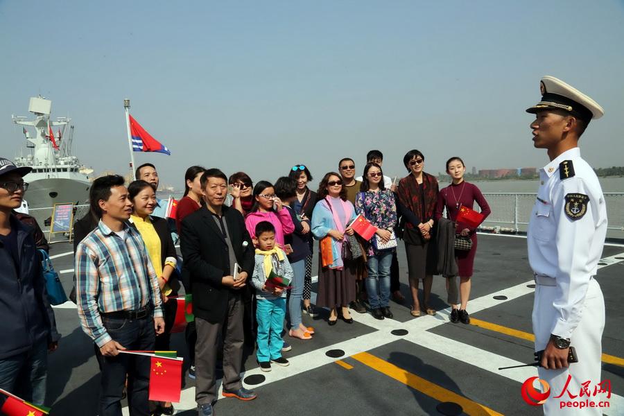 當地民眾和華人華僑登艦參觀，聽取介紹-曾行賤攝