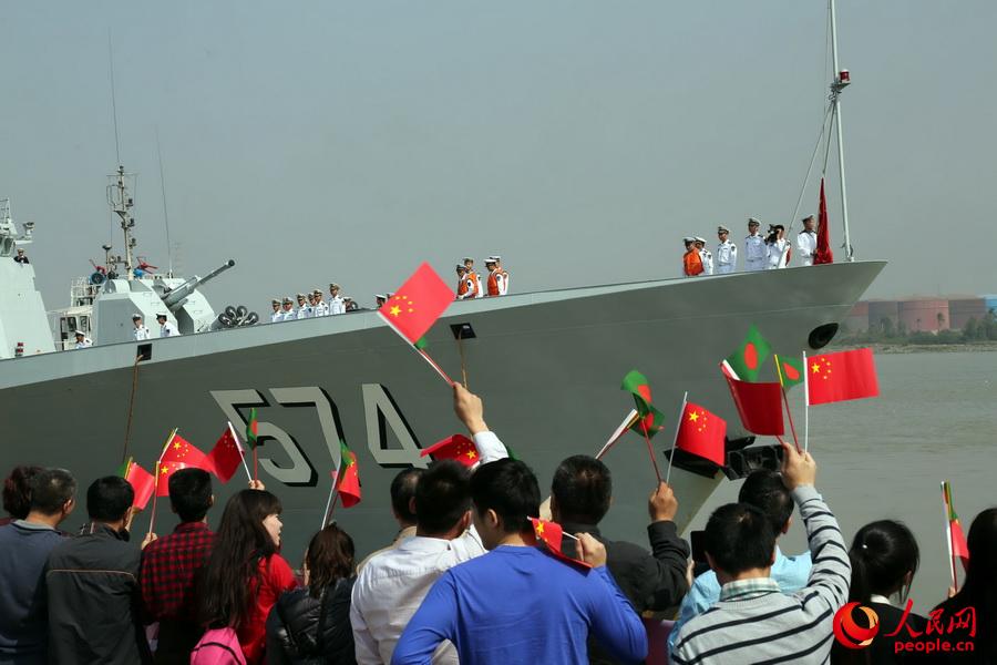 人員揮舞著中孟兩國國旗，迎接編隊的到訪-曾行賤攝