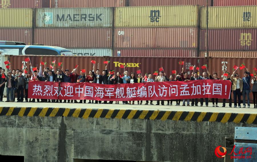 碼頭上，中資機構人員、華人華僑熱烈歡迎編隊的到訪-曾行賤攝