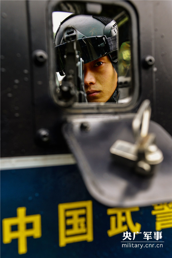 一位特戰隊員從車門的射擊孔向外瞄准