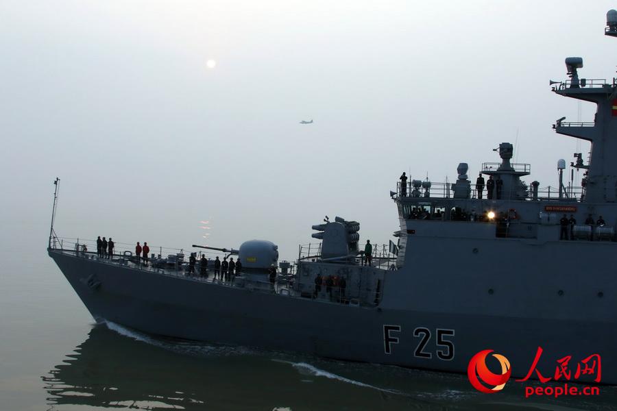 孟海軍“班加班德胡”號與柳州艦進行燈光通信-曾行賤攝