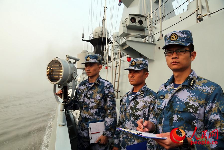 柳州艦官兵與孟海軍“班加班德胡”號進行燈光通信-曾行賤攝