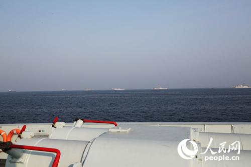 中國海軍抵達維沙卡帕特南預定錨地，與世界各國海軍艦艇一同錨泊 （攝影：曾行賤）