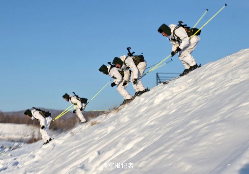 高清:我軍邊防官兵冰天雪地練滑雪射擊戰術【3】