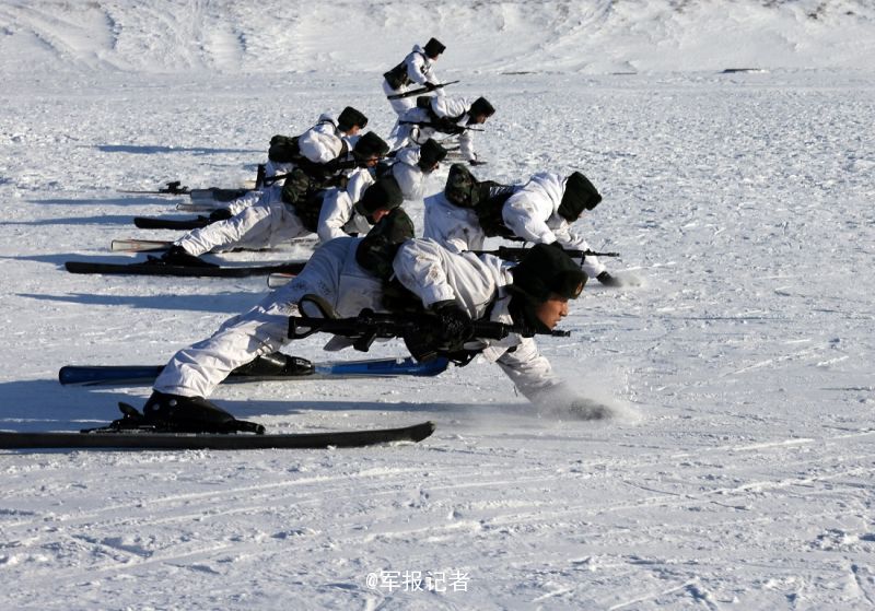 高清:我軍邊防官兵冰天雪地練滑雪射擊戰術