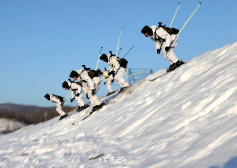高清:我軍邊防官兵冰天雪地練滑雪射擊戰術【5】