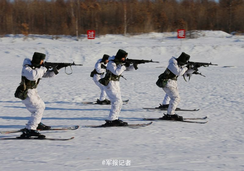 高清:我軍邊防官兵冰天雪地練滑雪射擊戰術【2】