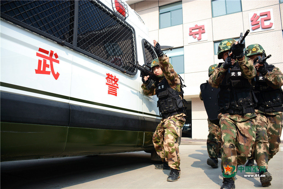 2016年2月3日， 武警安徽總隊滁州支隊組織綜合演練，這是特戰隊員快速出擊。劉仕琪 攝