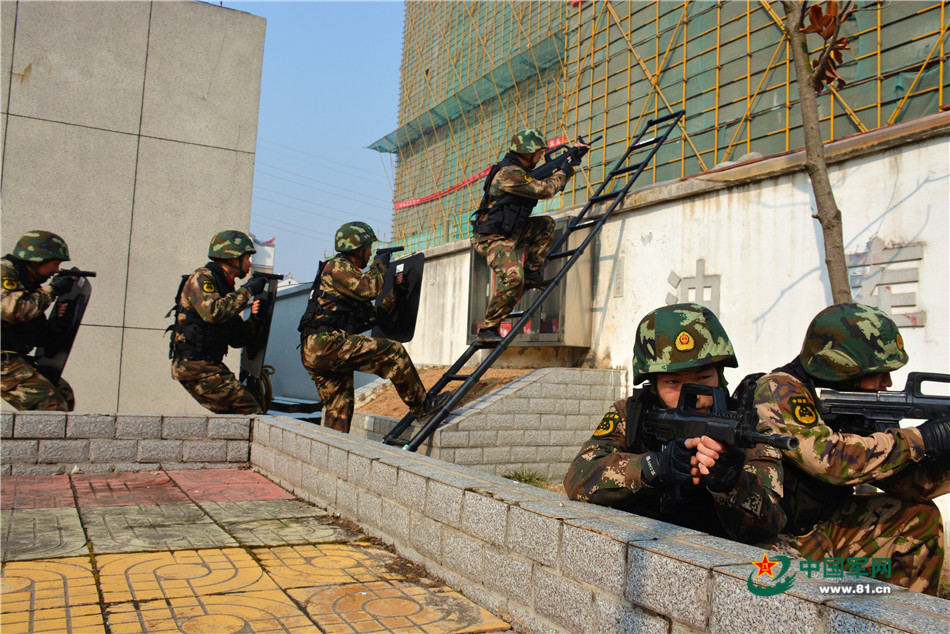 2016年2月3日，武警安徽總隊滁州支隊組織綜合演練，這是特戰隊員對某油庫重地進行突擊搜索。 劉仕琪 攝