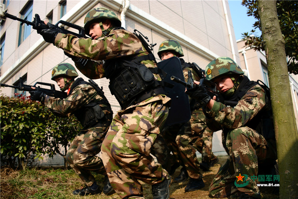 2016年2月3日，武警安徽總隊滁州支隊組織綜合演練， 是特戰隊員快速出動。劉仕琪 攝