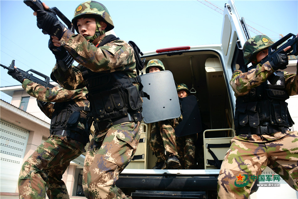 2016年2月3日，武警安徽總隊滁州支隊組織綜合演練，這是特戰隊員快速出動。  劉仕琪 攝