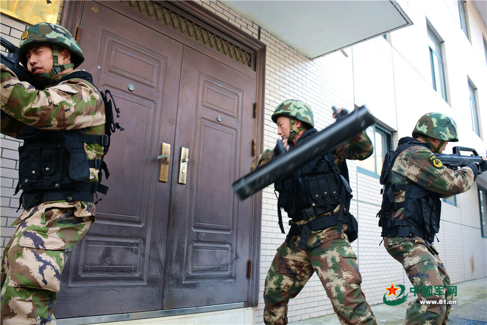 2016年2月3日，武警安徽總隊滁州支隊組織綜合演練，這是特戰隊員利用破拆工具進行破拆作業。劉仕琪 攝