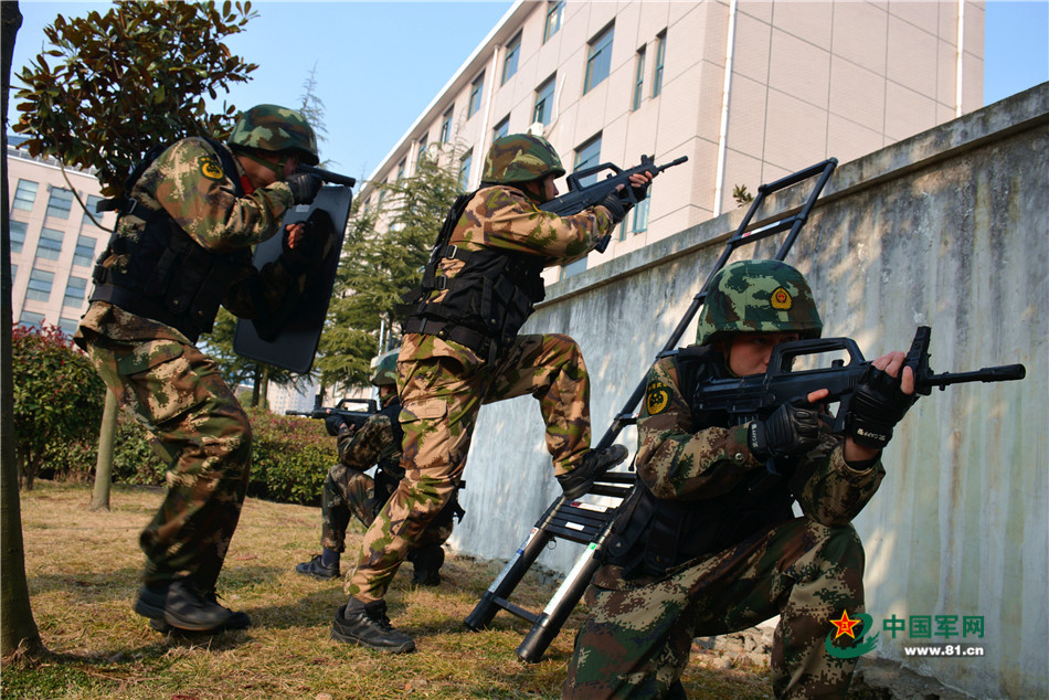 2016年2月3日，武警安徽總隊滁州支隊組織綜合演練，這是特戰隊員利用折疊梯進行突擊。劉仕琪 攝