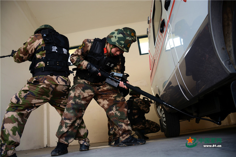 2016年2月3日，武警安徽總隊滁州支隊組織綜合演練，這是特戰隊員利用車底檢查鏡對車底進行查驗。劉仕琪 攝