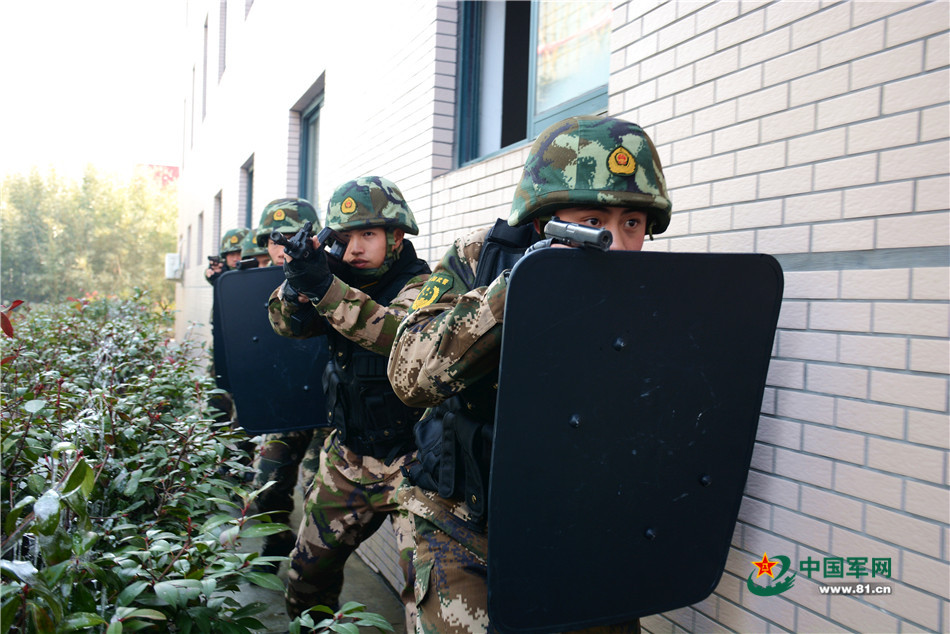 2016年2月3日，武警安徽總隊滁州支隊組織綜合演練，這是特戰隊員在牆角進行搜索。劉仕琪 攝
