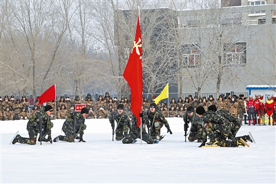 官兵在冰雪地里开展娱乐活动 作者提供