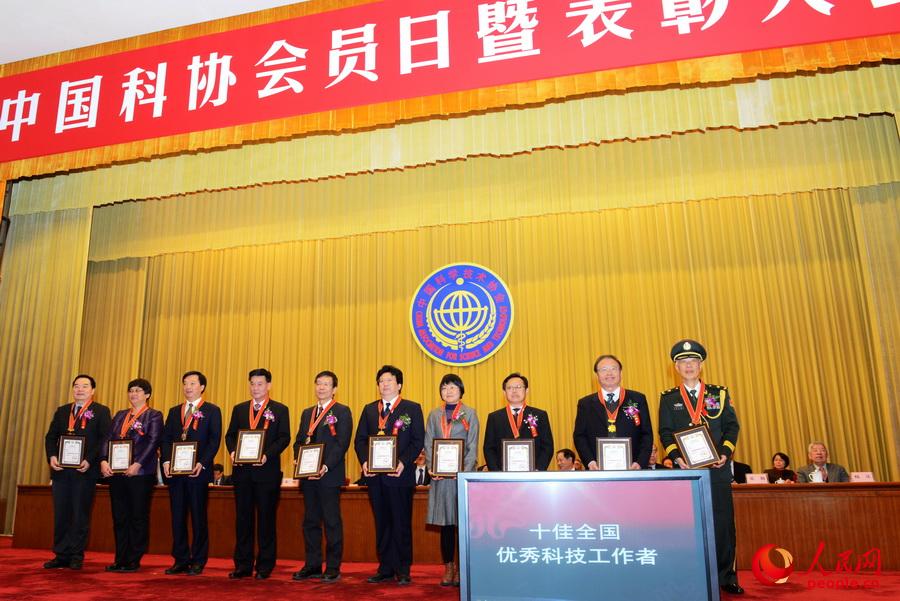 2014年12月，譚述森出席中國科協“十佳全國科技優秀工作者”頒獎大會現場。周全攝