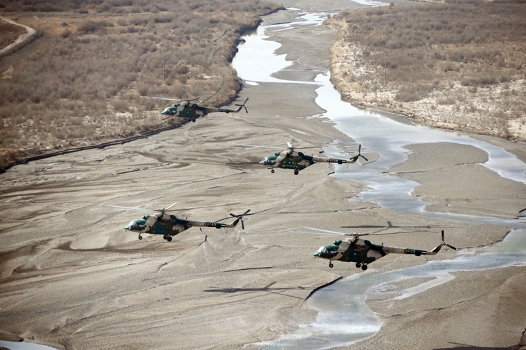 3月2日，新疆军区某陆航旅在昆仑山腹地进行实战化飞行训练。